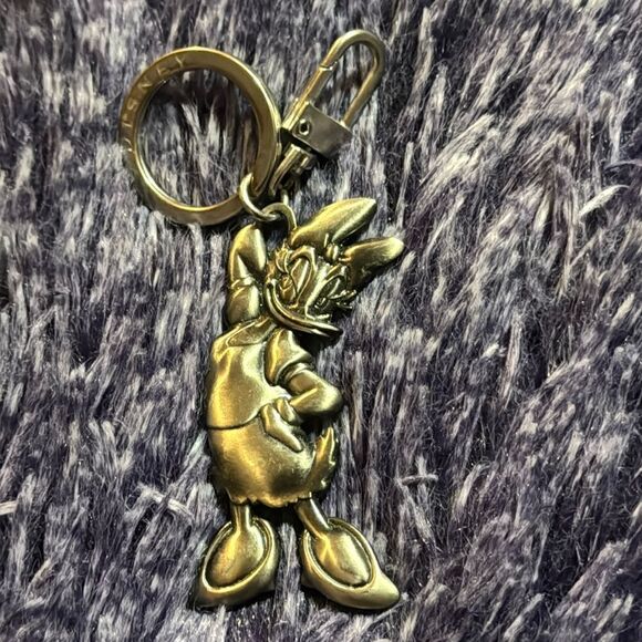 Disney Accessories - daisy duck pewter key chain